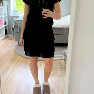 Chelsea kjol - Säljer en svart kortkjol från chelsea, storlek XS men såpass stretchig att den passar upp till M. Lagat resåren i midjan en gång men inget som syns.