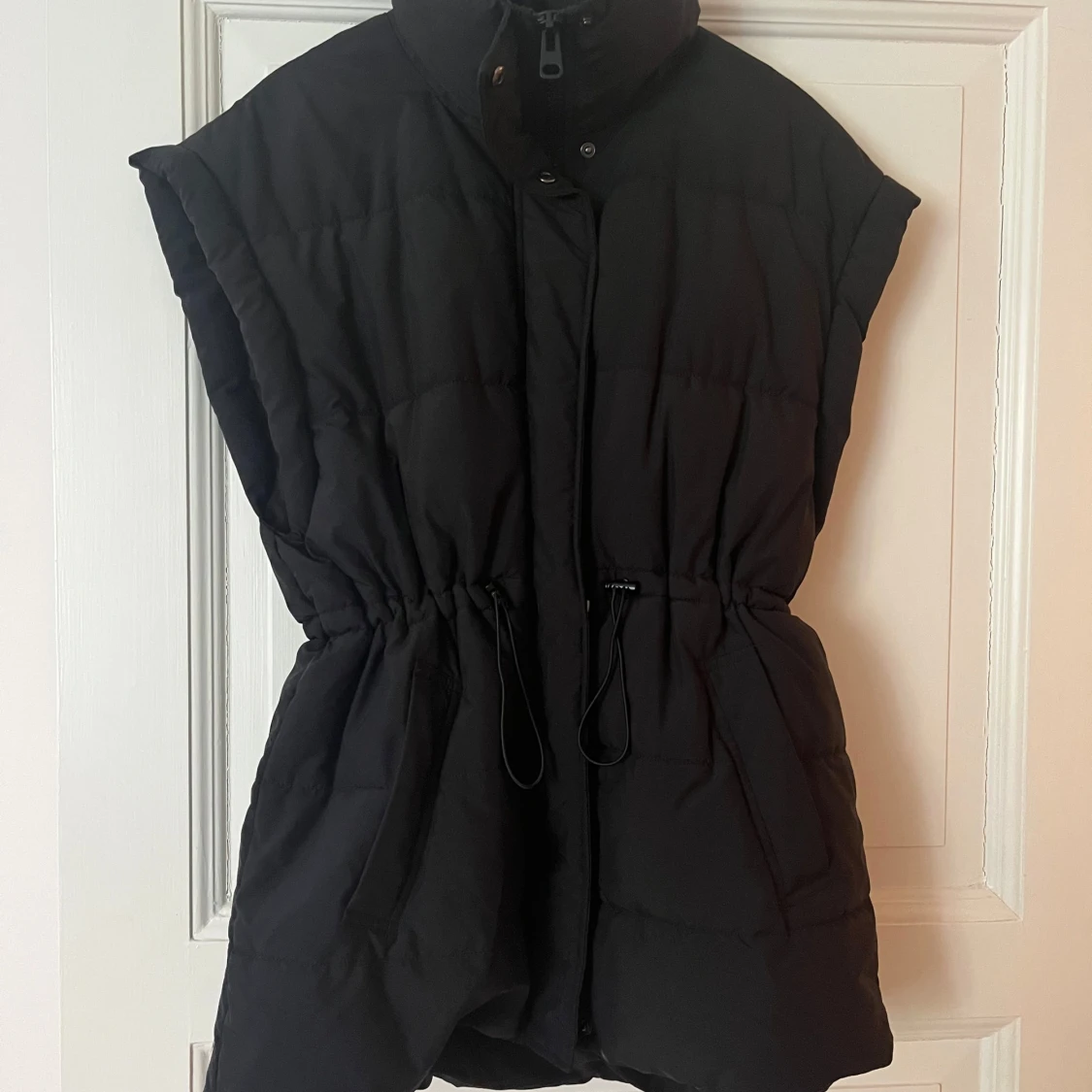 Svart dunväst GinaTricot