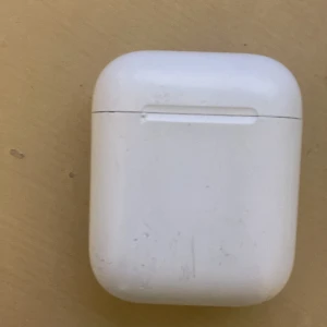 Airpods pris kan diskuteras - Funkar fel fritt,super hög ljud lite skadad framme på skalen