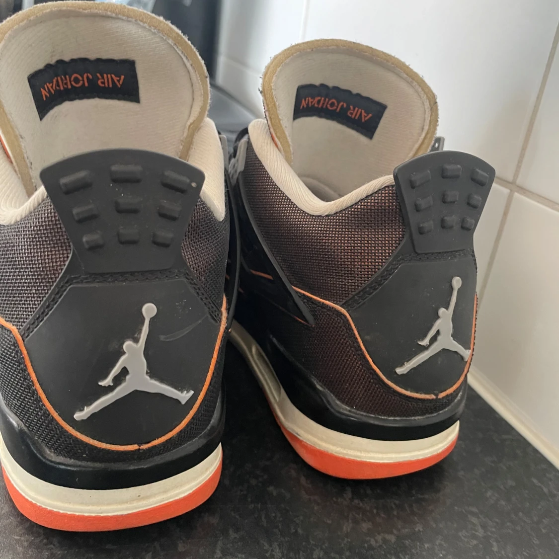 Svarta Nike Air Jordans med orange detaljer - 2