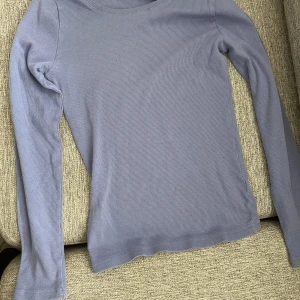 Ljusblå ribbad långärmad Firefly - Inte alls myvket andvänd. Väldigt strechig så funkar som S oxkså! Säljer en ljusblå långärmad tröja från Firefly i storlek XS. Tröjan är ribbad och har en enkel, klassisk rund halsringning. Perfekt för lager-på-lager och chill dagar. Materialet är mjukt och stretchigt för en bekväm passform.