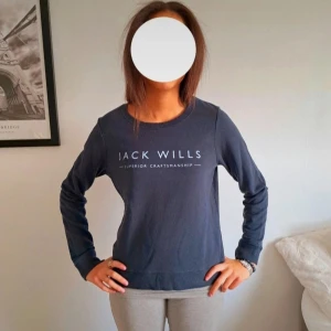Mörkblå sweatshirt från Jack Wills - Mörkblå sweatshirt från Jack Wills med logotyp framtill. Klassisk rund halsringning och långa ärmar. Tröjan är i mjuk och har en relaxed passform som är perfekt för chill dagar. Snygg och enkel att matcha med jeans. Som syns på bilden står det storlek 12 UK, men den är som en S i storleken. Bundlerabatt finns 🌟