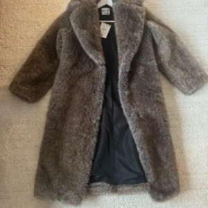 Brun pälsjacka/kappa från bershka - Säljer min helt oanvända pälskappa från bershka, med lappar kvar. I storlek XS men oversize så passar även S och M. Perfekt till både höst/vinter/vår. 