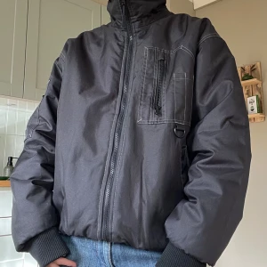 Svart bomberjacka - Svart fodrad bomberjacka🌺