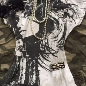 !SÖKER! vit t-shirt med tryck (från Pinterest) - SÖKER denna svart vita topp jag hitatt på pinterest.