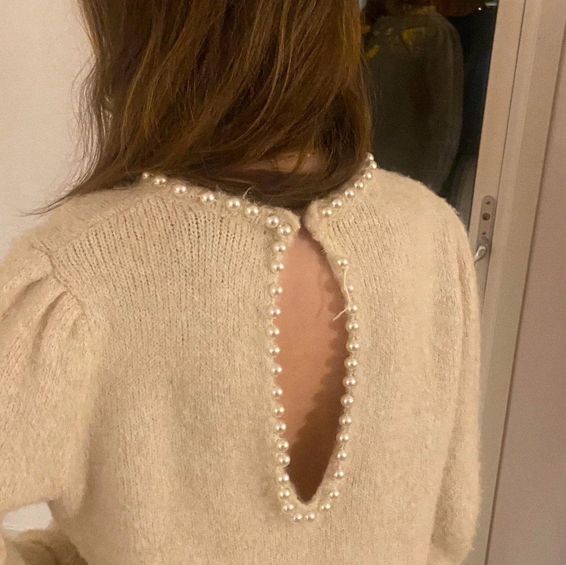 Beige stickad tröja med pärldetaljer och öppen rygg - 2