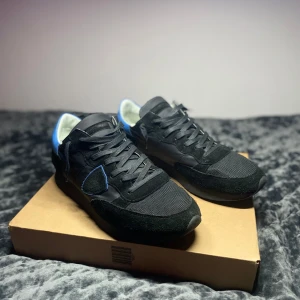 Philippe Model Trpx Skor - Tja! Säljer nu dessa galet schyssta Philippe Model trainers i sjukt rare cw! Nypris 330€, men man kan ej hitta de nya i denna cw:n! Har använt de i kanske någon månad men säljer då ja har tröttnat på de! Har tyvärr inte med något og, men fraktar tryggt och säkert i box med inslagspapper!  Den enda märkbara defekten är att sulan har lite rivningar då den är i gummi, men detta är inget som syns om man ej kollar nära på de! Hör av er vid frågor, och som alltid är priset inte fast!🌟