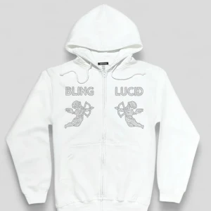 Vit hoodie från Bling Lucid - Säljer en vit hoodie från Bling Lucid med dragkedja och tryck av två änglar samt texten 'BLING LUCID' på framsidan. Hoodien är tillverkad i en bomulls- och polyesterblandning och har långa ärmar samt en praktisk huva.