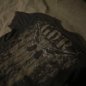 Svart Guns N' Roses t-shirt - Cool svart t-shirt med Guns N' Roses-tryck. I storlek L kommer inte till användning så säljer den.