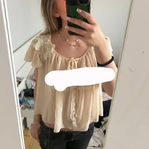 Jätte gulligt beige/ljus rosa sommar blus💕🌸🌸 - Jätte fin och söt blus med korta armar och vita spets detaljer på axlarna🌸💕🌸 genomskinlig blus som e jätte fint med ett vit linne under om man it vill ha de genomskinligt passar perfekt till sommarn😻🌸💕🌸🌸 storlek M men passar mig som brukar ha S eller XS