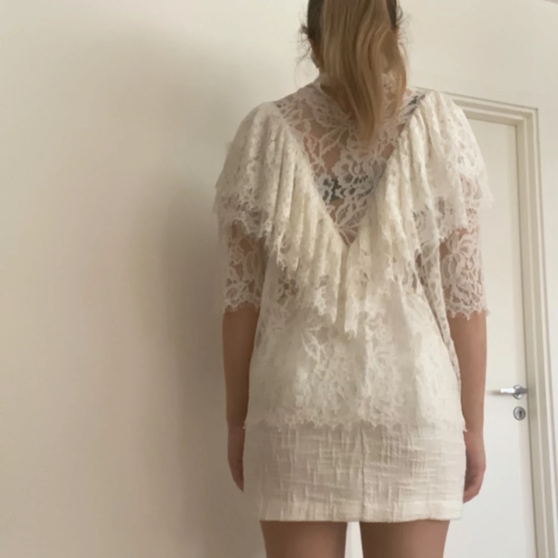 Vit spetsblus med volangdetaljer - 3