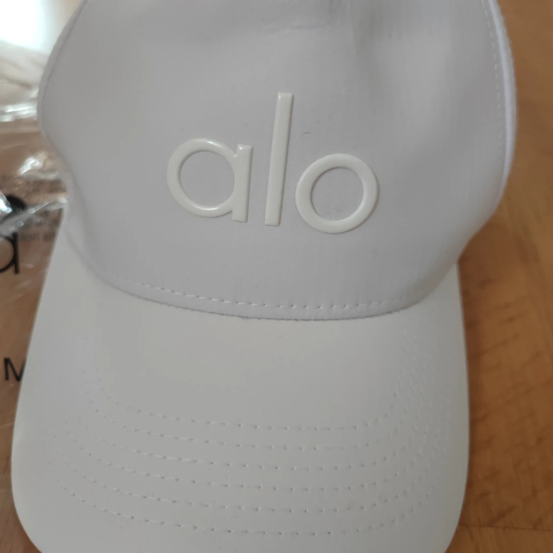 Vit keps från Alo Yoga - 1