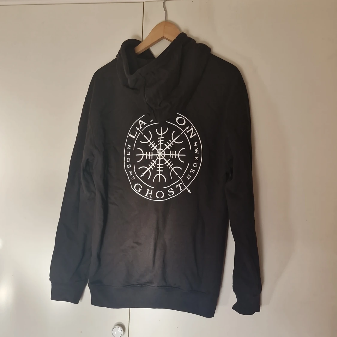 Svart hoodie med Laxton logga fram bak - 1