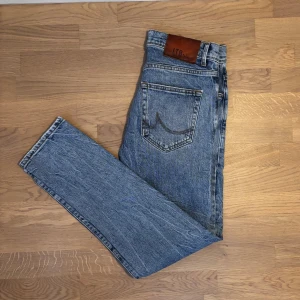 Blå jeans från LTB - Snygga blå jeans från LTB med en klassisk femficksdesign. De har en slim passform och är tillverkade i slitstarkt denim. Perfekta för en avslappnad stil.
