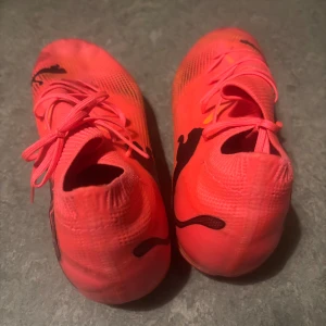 Fotbollsskor puma future 7 - Har knappt använt, säljer för jag inte använda dem och de blev för små. 