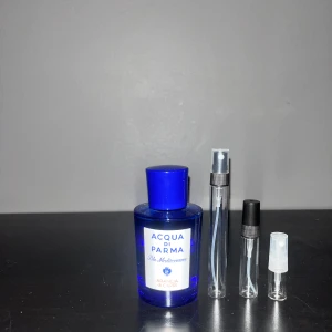 Aqcua di Parma aqrancia di capri  - Arancia di Capri är en underbar doft nu till sommaren, den har mycket citrus vilket ger en underbar doft som är väldigt uppskattad på våren och sommaren 1ml 25/ 2ml 39/ 5ml 75/ 10ml 144/ 30ml 419kr! Kan frakta utanför Plick för 22kr, gratis sample på köp över 100kr!