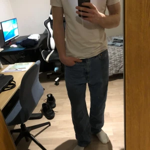 Baggy Levis jeans - Säljer ett par baggy blå jeans från Levi's. De har en lös passform och är tillverkade i slitstarkt denim. De är perfekta för den som kör skateboard och vill ha ett par hållbara samt snygga jeans. Priset är så billigt för att jag vill bli av med dem.