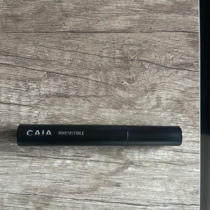 Svart mascara från CAIA - Säljer en svart mascara från CAIA med namnet 'Irresistible'. Den har en klassisk borste som ger volym och längd till fransarna. Perfekt för att framhäva ögonen med en intensiv look. Denna mascaran finns bara i deras Julkalender. 