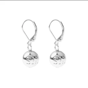 Silverörhängen med rund design - Eleganta silverörhängen med en rund, blank design ifrån snö of sweden. Perfekta för att ge en stilren touch till din look. Örhängena har en enkel och säker låsmekanism. Oanvända.