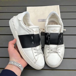 Valentino open - Säljer dessa snygga valentino opens perfekt till sommaren! Size 41,5 fits 42! Skick 8/10. Nypris 7000kr. Mitt pris 2399✌️ Hör av dig vid frågor eller funderingar 🤩