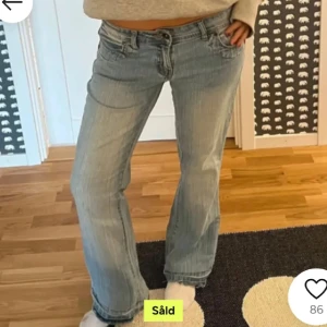 snygga blåa jeans - säljer då dem inte passade, köpte på plick. Lånade bilder, strl L men passar M. Midjemåttet 42, innerbenslängd 80, Postar samma dag💗
