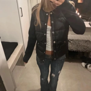 Svart cardigan jacka  - Snygg svart cardigan jacka med knappar framtill. 