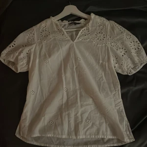 Vit blus med broderade detaljer - Super söt vit blus perfekt till sommaren! Köpt här på plick men aldrig använt då den inte kommit till användning, märket är Amelie&me❣️❣️