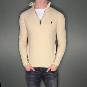 Ralph lauren tröja - Hej säljer nu min fina Ralph Lauren halfzip i storlek M men sitter som S. Den är i nyskick och kommer vara otroligt snygg nu i vår och framåt sommaren. Nypris cirka 2200kr! Vi kommer att sälja liknande produkter nu närmare våren så glöm inte följa profilen!🌊🍾