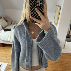 Ljusblå stickad hoodie från Zara - Mysig ljusblå stickad hoodie från Zara med dragkedja och huva. Passar super nu till vår! 💓Bilderna är inte mina, hör av er om ni vill ha fler 🤗