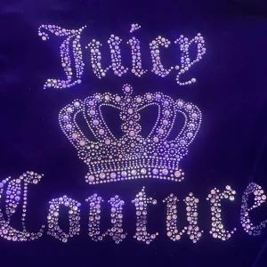 Mörkblå velourjacka från Juicy Couture sitter som XS - Säljer en snygg mörkblå velourjacka/kofta från juicy couture använd max 5-7 ggr. Sitter som XS i den nya modellen fast det är strl medium i gamla modellen (pris kan diskuteras )