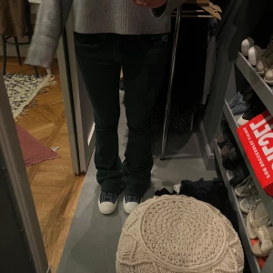 Lois jeans - Slutsålda mörkgröna lois jeans, aldrig använda. Nypris 1400