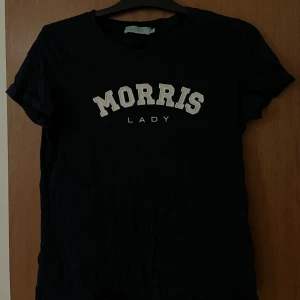 Marinblå t-shirt från Morris  - Snygg och stilren t-shirt som blivit använd Max 5 gånger. Nypris 599. Pris går att diskutera 