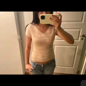 Mjuk stickad T-shirt - Super gullig varm och gosig stickad tröja! Jättebra kvalité inga defekter, materialet är angora så den har en lyxig känsla! OBS. Bilderna är från förra ägaren så skriv privat för fler bilder🥰