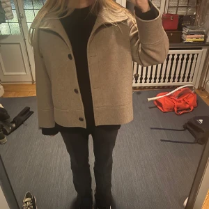 Beige kappa  - Säljer denna supersnygga kappa från Kappahl, perfekt nu till våren