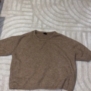 Beige tröja från Lindex  - Säljer en mysig beige tröja från Lindex . Den har en enkel design med rund hals och långa kortärmad . Perfekt för en avslappnad stil och funkar till både jeans och kjol. 