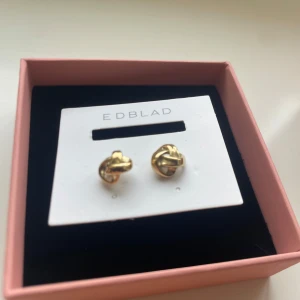 Guldörhängen från Edblad - Snygga guldörhängen från Edblad. Helt oanvända
