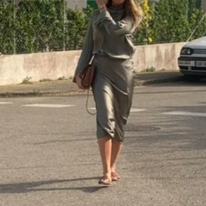 Grön silkeskjol från Ahlvar gallery  - Grön kjol i silke från ahlvar gallery, endast använd fåtal gånger. Säljer även blusen, dock i annan annons men ett lite bättre pris kan ordnas vid köp av båda💕nypris: 2595