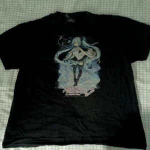 Hatsune Miku merch tröja ☆ - Säljer min älskade Miku merch! storlek XL :) som ni kan se är den väl använd så trycket är urtvättat och lite faded, annars är allt som det ska! Priset kan diskuteras ♡