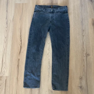 Grå jeans från Lee - Säljer ett par grå jeans från Lee! Lite synligt använda och ett hål i högra bakfickan ( bild 3). Annars väldigt sköna och snygga!