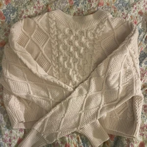 Beige stickad tröja från Gina Tricot💞 - Säljer en mysig beige stickad tröja från Gina Tricot. Tröjan har ett snyggt flätmönster och ribbade kanter vid hals, ärmslut och nederkant. Perfekt för kyliga dagar!🌟aldrig använd 
