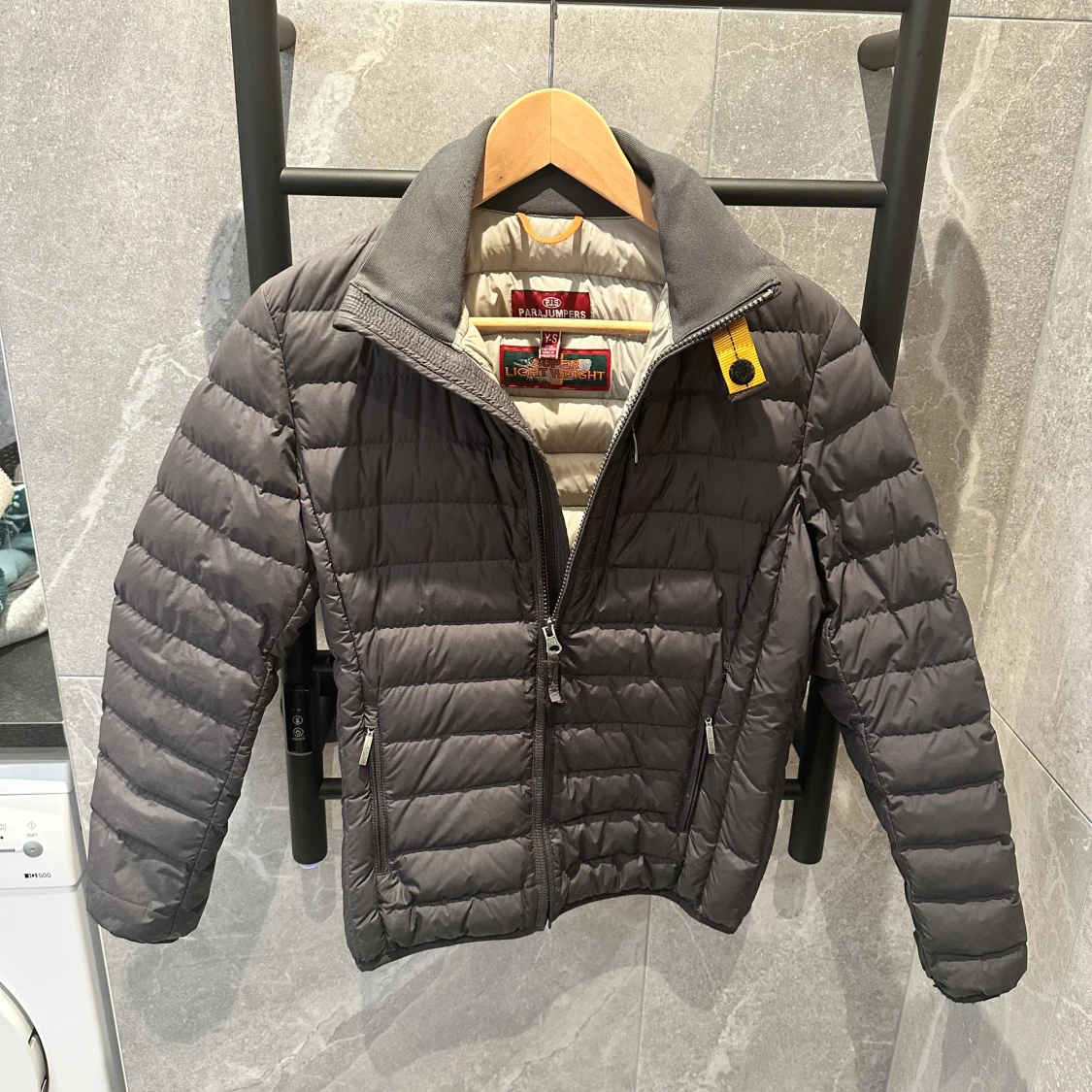 Grå pufferjacka från Parajumpers