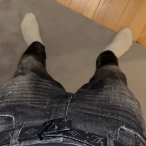 Svarta jeans  - Säljer nu dessa knappt använda Jack and jones jeans för ett dunder pris. Som sagt knappt använda och inte en enda defekt. 