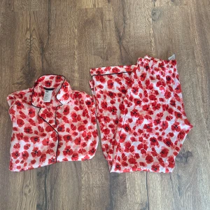 Pyjamas set  - Pyjamaset från H&M, nästan aldrig använt så i jättefint skick!!🥹 storlek:S🩷🫶🏼