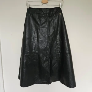 Svart skinnkjol från Rinascimento - Snygg svart konstläderkjol från Rinascimento. Tillverkad i Italien.