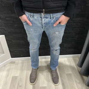 Dondup jeans - Säljer ett par feta dondup jeans. Modell: Mius, skick 8/10, storlek 31. Jeansen har en riktigt bra och stilren färg som passar till allt. Trendigaste jeansen på marknaden. Nypris 3000 kr, säljer för 899 kr. Vid minsta fundering kontakta oss!