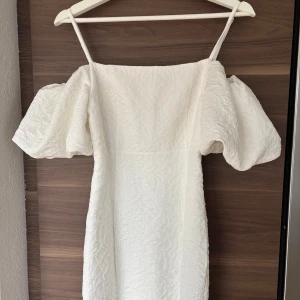 Studentklänning  - Säljer en superfin klänning met puffiga ärmar som passar perfekt till studenten eller till en sommarkväll, säljer pågrund av att den va lite för liten för mig.😊🩷våga fråga för mer bilder på klänningen🥰