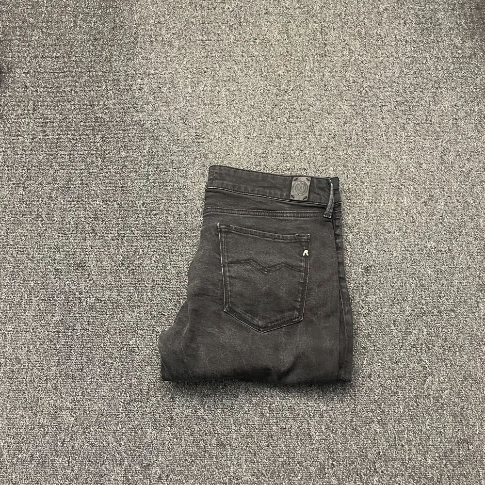 Snygga svarta jeansbyxor med klassisk femficksdesign. De har en diskret logga på bakfickan och en knappstängning i midjan. Perfekta för en stilren look.. Farkut & Housut.