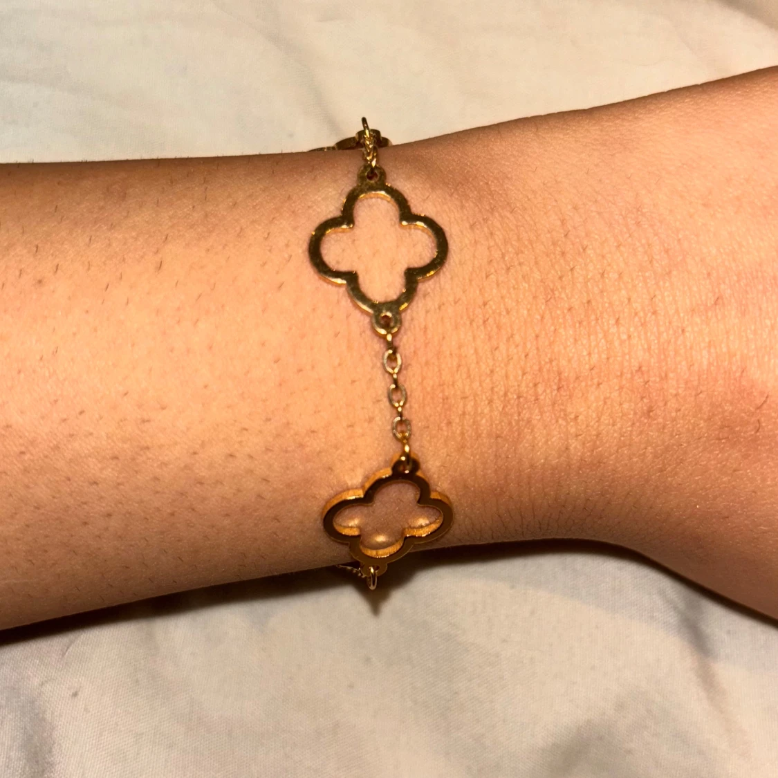 Guldarmband med fyrklöverdesign