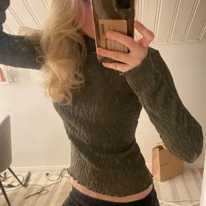 långärmad tröja  - Säljer denna supersnygga militärgröna toppen, passar perfekt till både fest och vardag, aldrig använd!💚