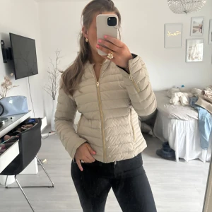 Vår jacka  - Säljer min Rockandblue jacka som är i väldigt fint skick. Köpt för ett tag sen och säljer pågrund av att den är för liten.  Köpt för ca 1700kr  Står att storleken är 42 men den är väldigt liten så skulle säga att den motsvarar S.  